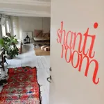 A Charming And Beautiful Oasis In The Heart Of *