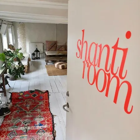 A Charming And Beautiful Oasis In The Heart Of *