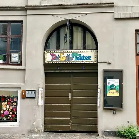A Charming And Beautiful Oasis In The Heart Of Apartment