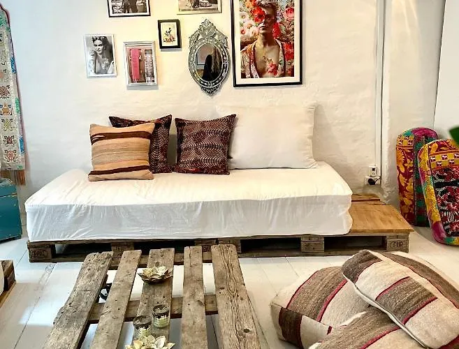 A Charming And Beautiful Oasis In The Heart Of *