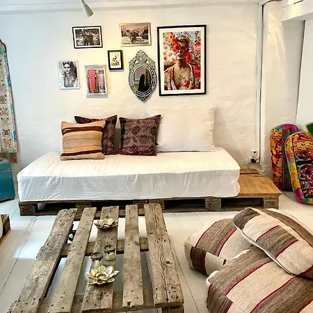 A Charming And Beautiful Oasis In The Heart Of *